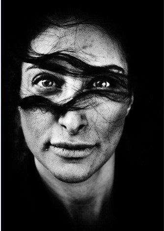 Laerke Posselt của Đan Mạch giành giải nhất chủ đề "Chân dung" với tác phẩm chụp nữ diễn viên người Đan Mạch sinh ra tại Iran Mellica Mehraban