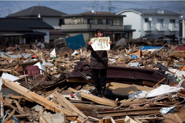 Yasuyoshi Chiba của Nhật Bản, nhiếp ảnh gia làm việc cho AFP, giành giải nhất "News Stories" cho bức ảnh "Hậu quả của sóng thần".