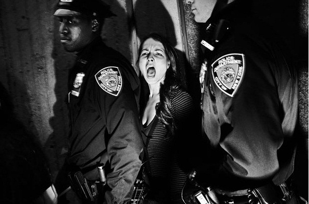 Tomasz Lazar của Ba Lan giành giải nhì chủ đề "Con người" với bức ảnh một cô gái bị bắt giữ trong cuộc biểu tình chống chống lại bất bình đẳng về thu nhập tại New York.