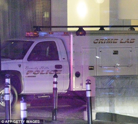 Cảnh sát và lính cứu hỏa tại khách sạn Beverly Hilton ngày Houston qua đời