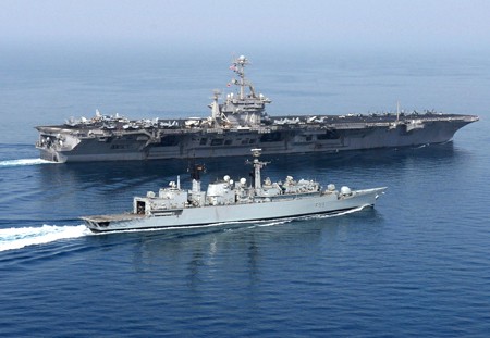 Tàu sân bay USS John C. Tennis và một tàu hộ tống của Hải quân Mỹ được triển khai tới vùng Vịnh