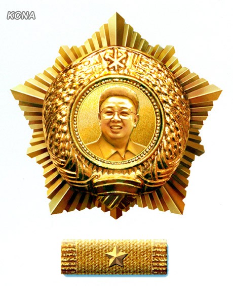 Huy chương Kim Jong-il mới được CHDCND Triều Tiên phát hành được trao tặng cho 132 quan chức cấp cao nhân dịp kỷ niệm 70 năm ngày sinh của ông. Ảnh KCNA