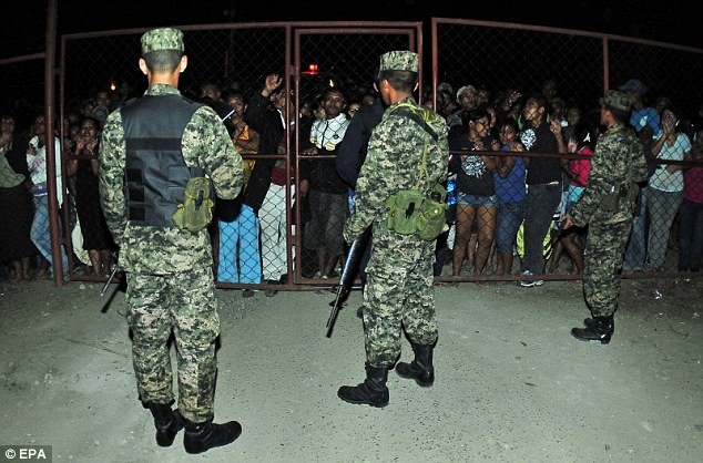 Thân nhân tù nhân tập trung trước cửa nhà tù trong đêm xảy ra sự cố