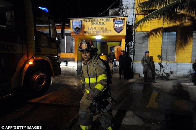 Hàng trăm lính cứu hỏa được điều động tới dập tắt đám cháy