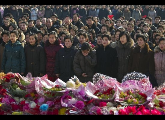 Người dân Bình Nhưỡng dâng hoa tưởng niệm Chủ tịch Kim phía trước lăng Kumsusan ngày 16/2