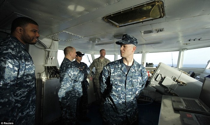 Lực lượng chỉ huy tàu USS Abraham Lincoln quan sát tình hình trong quá trình đi qua eo biển Hormuz