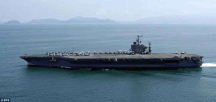USS Abraham Lincoln đi qua biển Oman