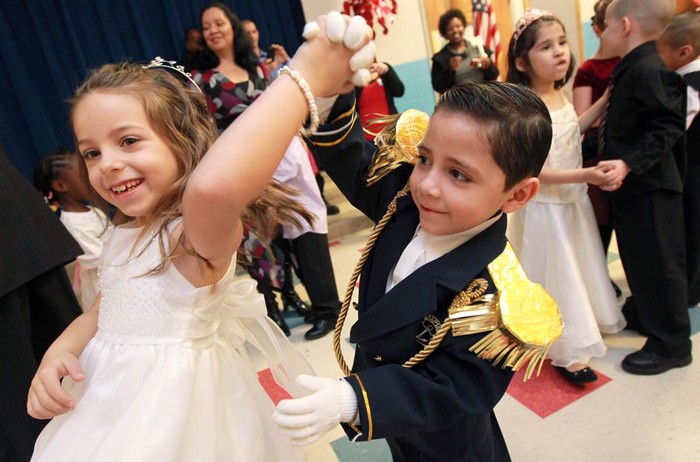 Isabella Ferone (5 tuổi) cùng bạn trai Kyo Burgos (5 tuổi) khiêu vũ trong ngày Valentine hom 14/2 tại bữa tiệc khiêu vũ "cô bé Lọ Lem" được tổ chức hàng năm ở trường tiểu học Gardner Park, Gastonia, New York, Mỹ.
