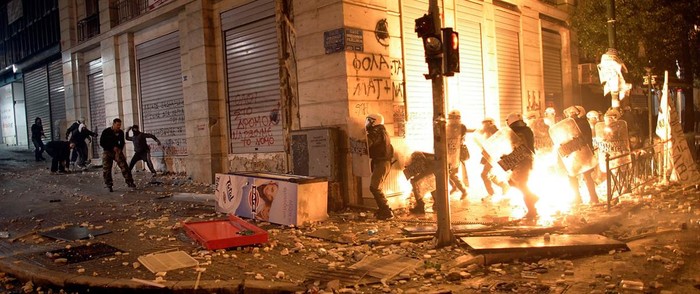 Những người biểu tình ném bom xăng vào cảnh sát chống bạo động trong một cuộc biểu tình bạo lực tại trung tâm thủ đô Athens, Hy Lạp ngày 12/2.