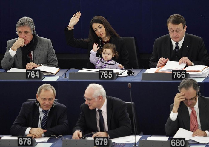 Licia Ronzulli, một thành viên của Nghị viện châu Âu đến từ Ý, tham gia phiên bỏ phiếu tại ở Strasbourg, Pháp cùng với đứa con gái 18 tháng tuổi của mình.