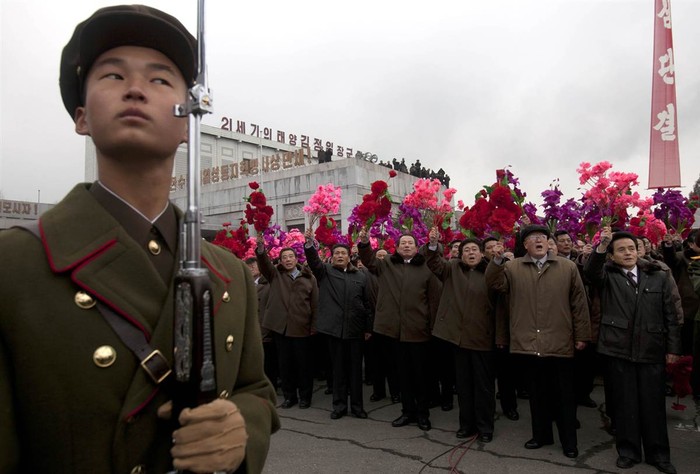 Một binh sĩ Triều Tiên đứng trước rừng hoa trong lễ kỷ niệm 70 ngày sinh nhà lãnh đạo Kim Jong-il tại quảng trường Kim Il-sung, Bình Nhưỡng hôm 14/2.