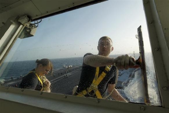 Các thủy thủ làm sạch cửa kính trên tàu ngày 14/2/2012