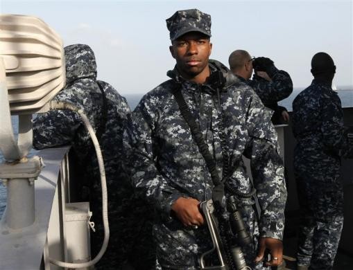 Nhân viên phụ trách an ninh trên tàu USS Abraham Lincoln ngày 14/2/2012