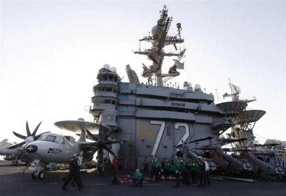 Nhân viên sân bay trên boong tàu USS Abraham Lincoln ngày 14/2/2012