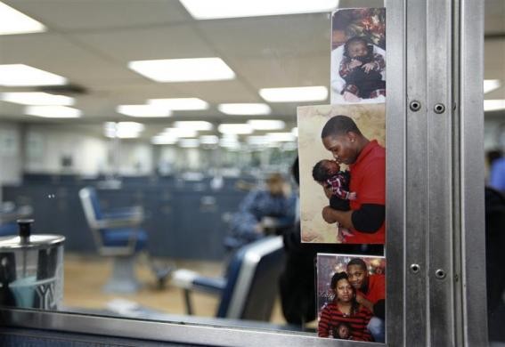 Ảnh gia đình của một thủy thủ được gài lên gương trong hiệu cắt tóc trên tàu USS Abraham Lincoln ngày 14/2/2012