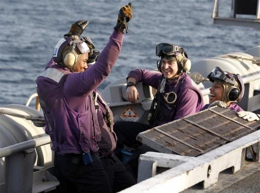Thủy thủ doàn cười đùa trên boong tàu trong lúc chờ đợi tiếp nhiên liệu cho máy bay hôm 14/2/2012