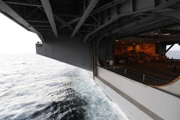 Bên trong tàu USS Abraham Lincoln ngày 14/2/2012