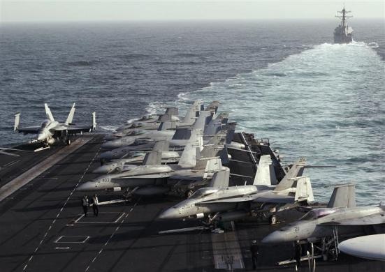 Tàu USS Abraham Lincoln vượt qua eo biển Hormuz ngày 14/2/2012