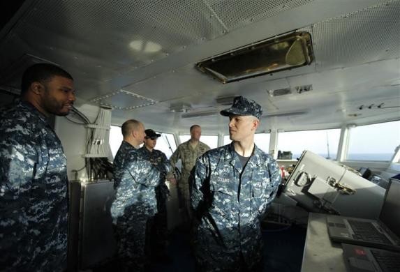 Các sĩ quan chỉ huy tại phòng kiểm soát không phận và bề mặt của tàu USS Abraham Lincoln hôm 14/2/2012