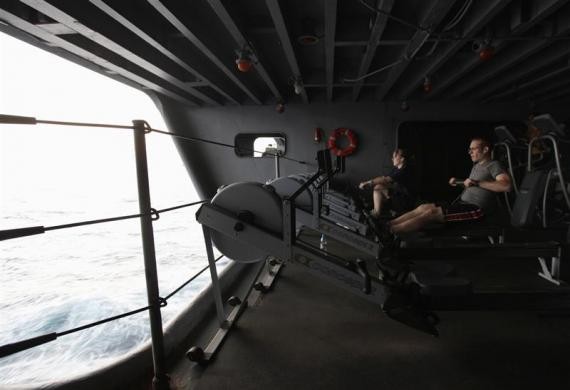 Nhóm thủy thủ tại phòng tập thể dục trên tàu USS Abraham Lincol hôm 14/2/2012