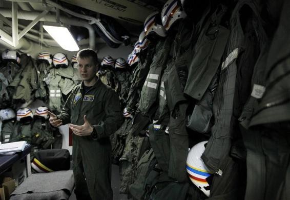 Trung úy Matt Driskill bên trong phòng chứa trang phục của các phi công làm việc trên tàu hôm 14/2/2012