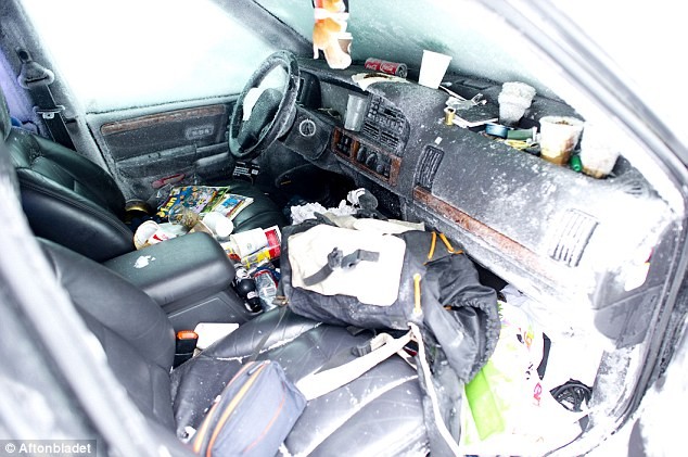 Rất nhiều tuyết đã bao phủ bên trong chiếc xe. Anh Skyllberg cũng có nguồn thức ăn và nước uống dù rất hạn chế.