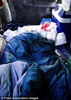 Skyllberg cũng có cả quần áo ấm và túi ngủ trong xe