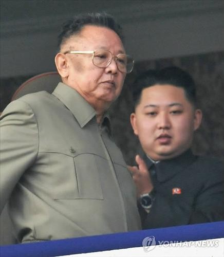 Cố chủ tịch Kim Jong-il (trái) và người kế nhiệm Kim Jong-un