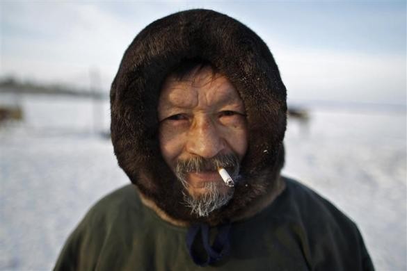 Một người đàn ông Nenets mặc trang phục truyền thống được gọi là Malitsa Một người đàn ông Nenets mặc trang phục truyền thống được gọi là Malitsa Một người đàn ông Nenets mặc trang phục truyền thống được gọi là Malitsa