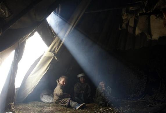 Trẻ em Nenets trong lều gia đình trên bán đảo Yamal