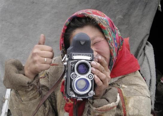 Một phụ nữ Nenets ra hiệu chụp ảnh
