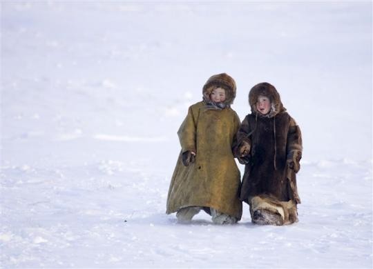 Trẻ em Nenets đi bộ ở gần nơi bỏ phiếu trên bán đảo Yamal năm 2008.