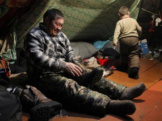 Ông Pyotr Lednev và con trai Viktor trong căn lều của gia đình tại khu định cư cách cách thị trấn Naryan-Mar ở cực bắc nước Nga khoảng 85 km.