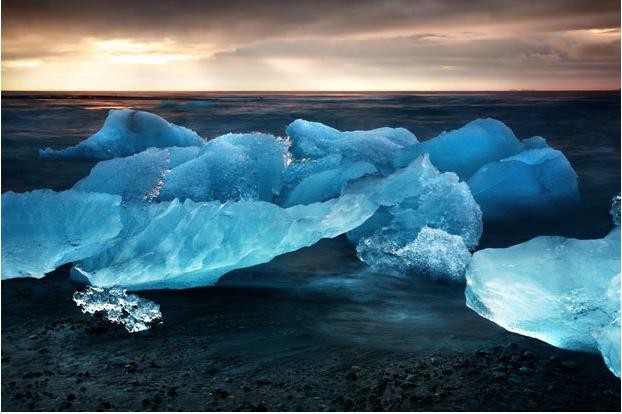 Những tảng băng từ hồ băng nổi tiếng thế giới Jokulsarlo trôi ra biển và dạt vào bờ.