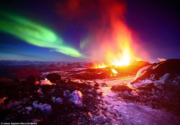 Ánh sáng của núi nửa Fimmvorouhals ở miền nam Iceland hòa với ánh cực quang tạo ra khung cảnh huyền ảo