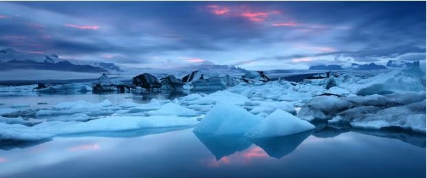 Hồ băng Jökulsárlón trong hoàng hôm. Đây là một trong những điểm hút khách du lịch nhất của Iceland.