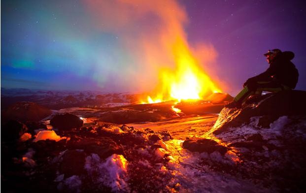 Cảnh phun trào của núi lửa Fimmvorouhals tại Iceland.