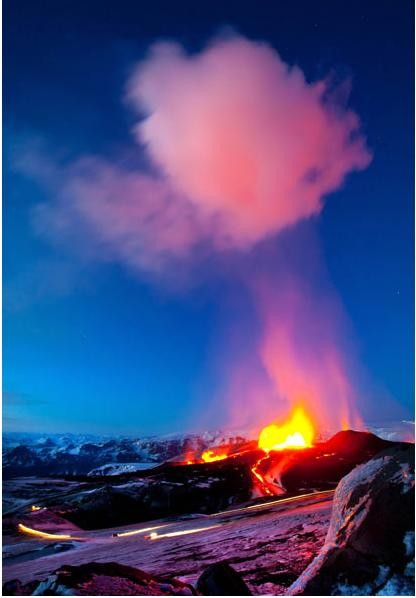 Cảnh phun trào của núi lửa Fimmvorouhals