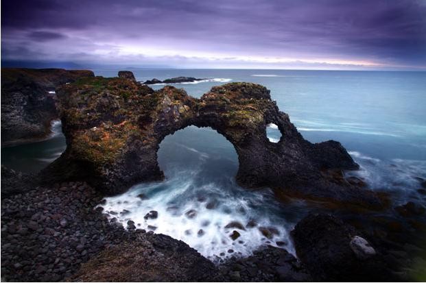 Vòm đá ven biển ở Iceland