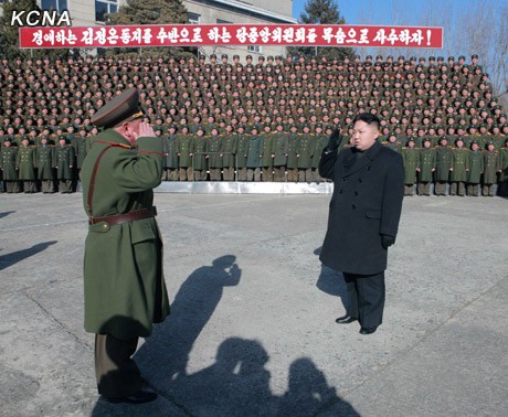 Nhà lãnh đạo Triều Tiên Kim Jong-un trong một chuyến thị sát đơn vị quân sự. Ảnh KCNA