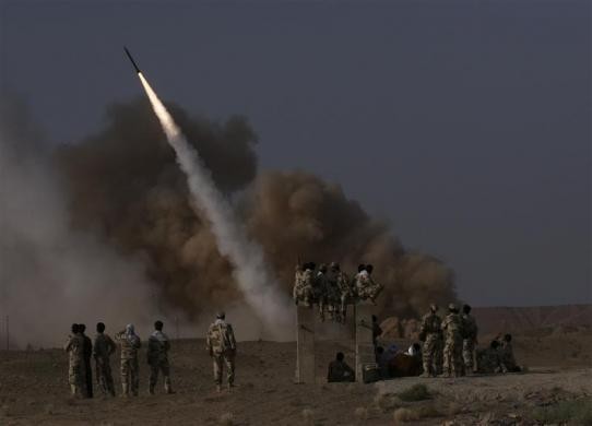 Các thành viên RGC đang quan sát quá trình phóng tên lửa đất đối đất trong một cuộc tập trận gần thành phố Qom, nam Tehran ngày 28/7/2011.