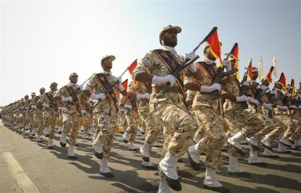 Các thành viên của IRGC tham gia diễu binh kỷ niệm cuộc chiến tranh Iran-Iraq tại Tehran ngày 22/9/2011.