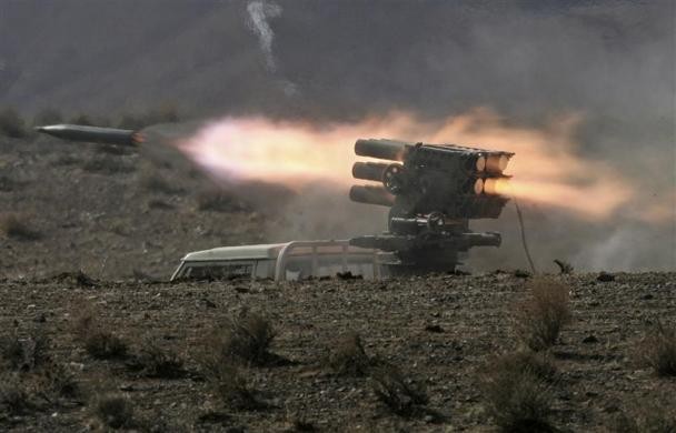 Lính IRGC bắn tên lửa từ phía sau một chiếc xe tải trong cuộc tập trận gần Qom, phía nam Tehran ngày 20/2/2007.