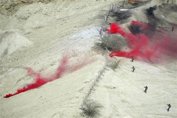 Lính IRGC tham gia tập trận tại Hormuz, miền nam Iran ngày 24/4/2010.