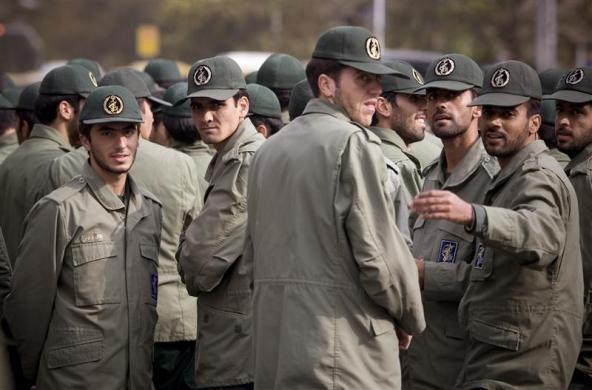 Các thành viên IRGC nhìn lại phía sau trong lúc đang rời khỏi trường huấn luyện sau ngày thứ Sáu cầu nguyện tại Tehran ngày 23/11/2007.