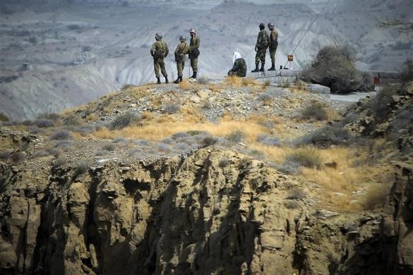 Các thành viên IRGC đứng trên đỉnh đồi quan sát quá trình tập trận gần Hormuz, miền nam Iran ngày 24/4/2010.