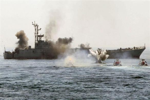 Tàu Iran trong một cuộc tập trận trên biển tại vịnh Ba Tư và eo biển Hormuz ngày 22/4/2010.
