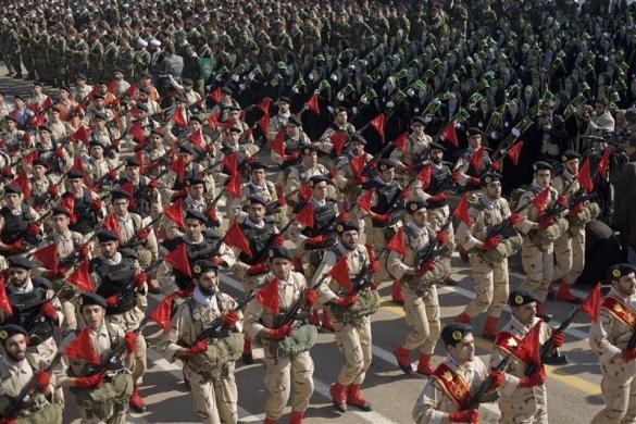Thành viên lực lượng dân quân Hồi giáo Basij trong quá trình diễu binh kỷ niệm tuần Basij tại căn cứ quân sự Revolutionary ở Tehran ngày 25/11/2008.