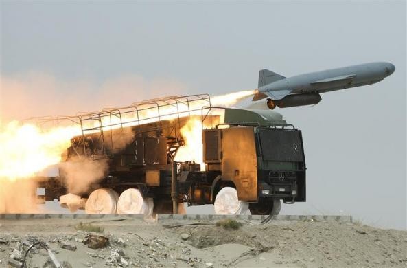 Tên lửa Saegheh được bắn từ xe tải trong một cuộc tập trận tại Hormuz, nam Iran, ngày 25/4/2010.