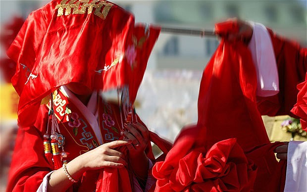 Một cô dâu Trung Quốc trong ngày cưới theo phong cách truyền thống